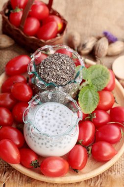 Chia tohumu süt ve lezzetli domates ile