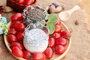 Chia tohumu süt ve lezzetli domates ile