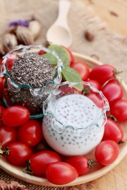 Chia tohumu süt ve lezzetli domates ile