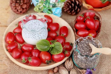 Chia tohumu süt ve lezzetli domates ile