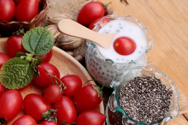Chia tohumu süt ve lezzetli domates ile