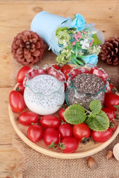 Chia tohumu süt ve lezzetli domates ile