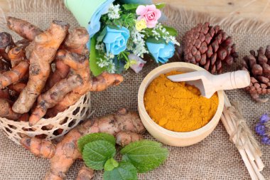 Zerdeçal tozu ve sağlık için taze zerdeçal.