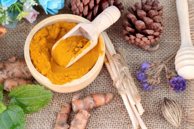 Zerdeçal tozu ve sağlık için taze zerdeçal.