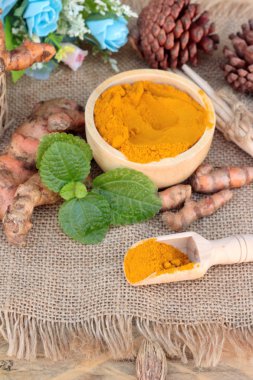 Zerdeçal tozu ve sağlık için taze zerdeçal.