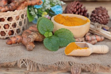 Zerdeçal tozu ve sağlık için taze zerdeçal.