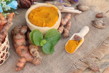 Zerdeçal tozu ve sağlık için taze zerdeçal.