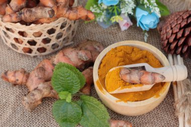 Zerdeçal tozu ve sağlık için taze zerdeçal.