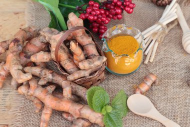 Zerdeçal tozu ve sağlık için taze zerdeçal.