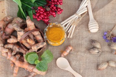 Zerdeçal tozu ve sağlık için taze zerdeçal.