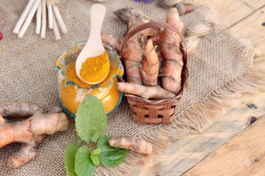 Zerdeçal tozu ve sağlık için taze zerdeçal.