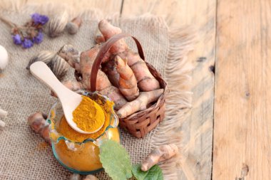 Zerdeçal tozu ve sağlık için taze zerdeçal.