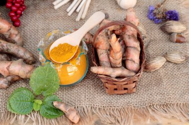 Zerdeçal tozu ve sağlık için taze zerdeçal.