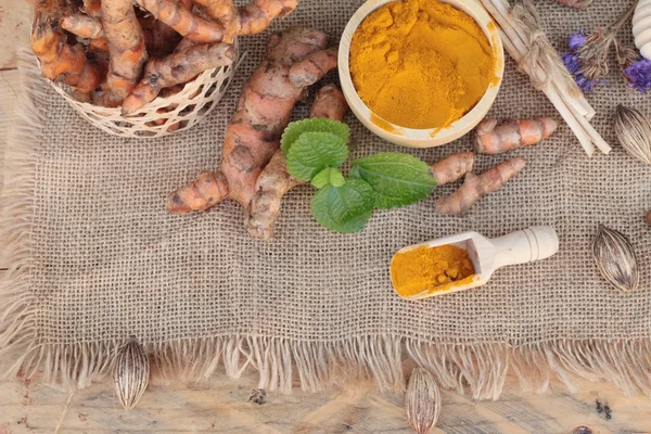 Polvo de cúrcuma y cúrcuma fresca para la salud . — Foto de Stock