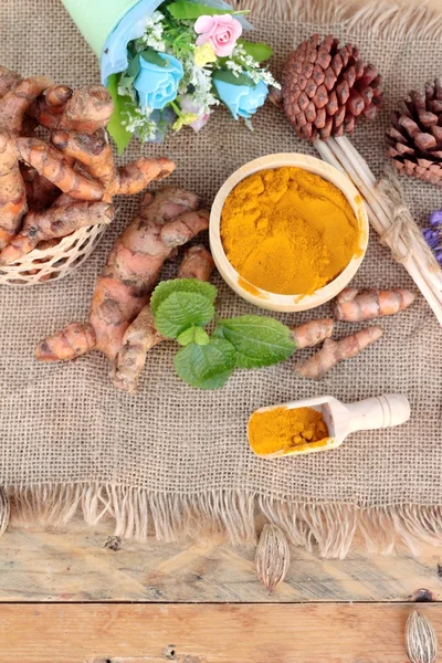 Polvo de cúrcuma y cúrcuma fresca para la salud . — Foto de Stock