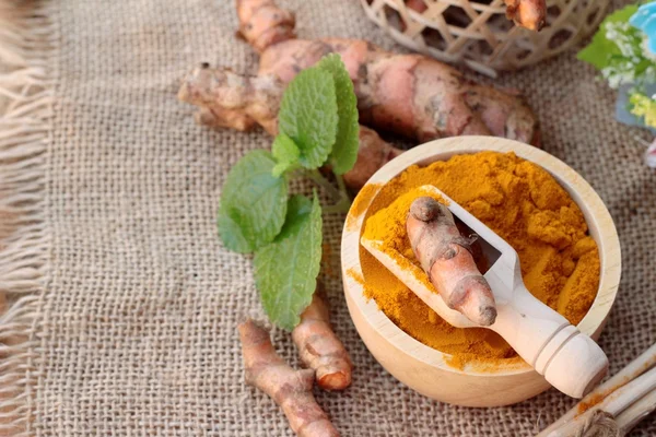 Polvo de cúrcuma y cúrcuma fresca para la salud . — Foto de Stock