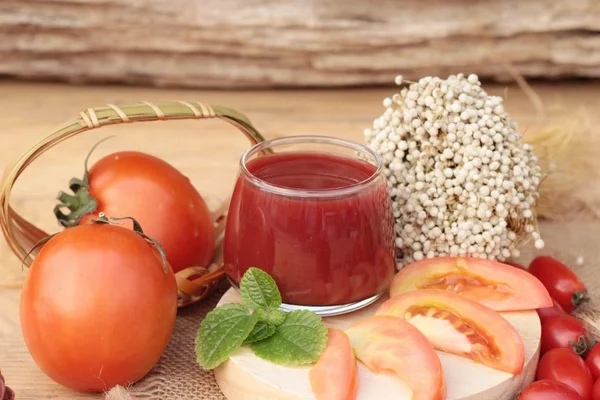 Jugo de tomate con tomates frescos — Foto de Stock