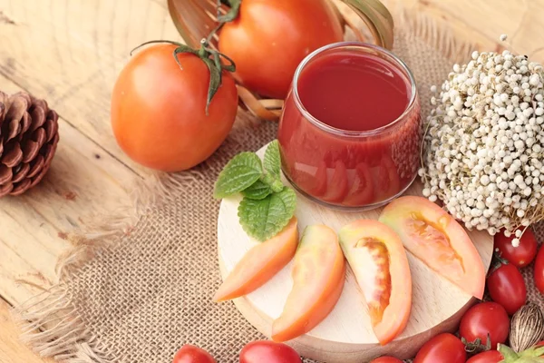 Jugo de tomate con tomates frescos — Foto de Stock