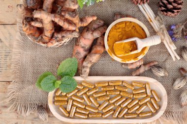 Zerdeçal tozu ile tumeric kapsül sağlık için.