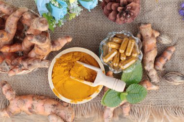 Zerdeçal tozu ile tumeric kapsül sağlık için.