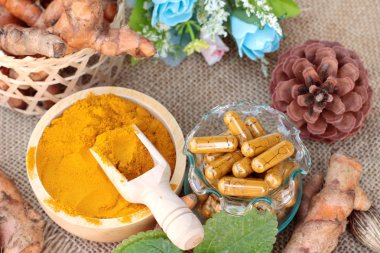 Zerdeçal tozu ile tumeric kapsül sağlık için.