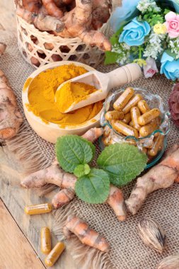 Zerdeçal tozu ile tumeric kapsül sağlık için.