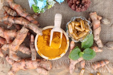 Zerdeçal tozu ile tumeric kapsül sağlık için.