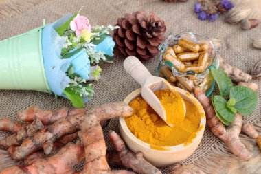 Zerdeçal tozu ile tumeric kapsül sağlık için.