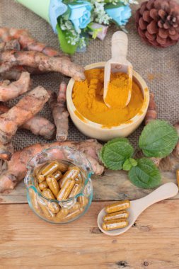 Zerdeçal tozu ile tumeric kapsül sağlık için.