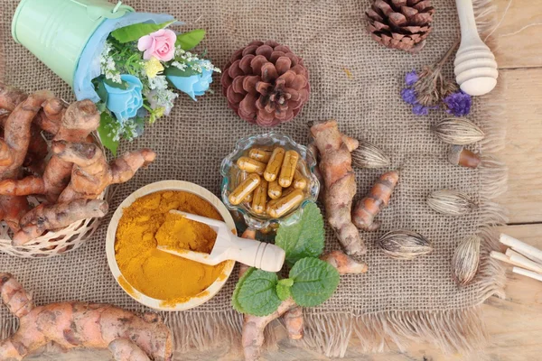 Zerdeçal tozu ile tumeric kapsül sağlık için. — Stok fotoğraf