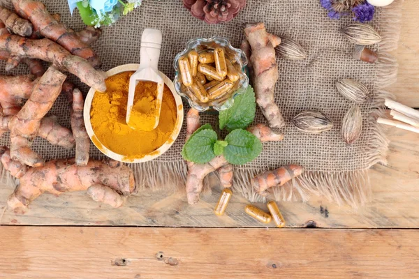 Zerdeçal tozu ile tumeric kapsül sağlık için. — Stok fotoğraf