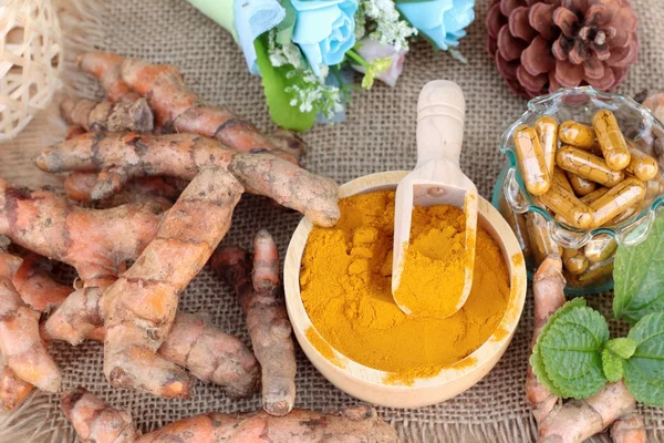 Zerdeçal tozu ile tumeric kapsül sağlık için. — Stok fotoğraf