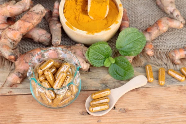 Zerdeçal tozu ile tumeric kapsül sağlık için. — Stok fotoğraf