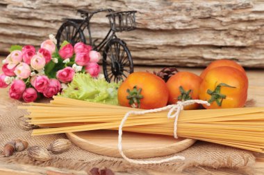 Spagetti ve ahşap arka plan üzerinde ham spagetti