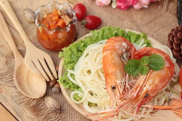 Spaghetti med räkor och tomat sås läckra — Stockfoto