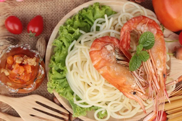 Spaghetti with shrimp and tomato sauce delicious — Stock Photo, Image