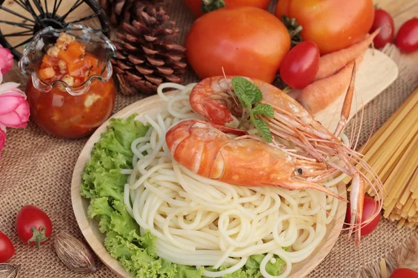 Спагетті з креветками та томатним соусом смачно — стокове фото