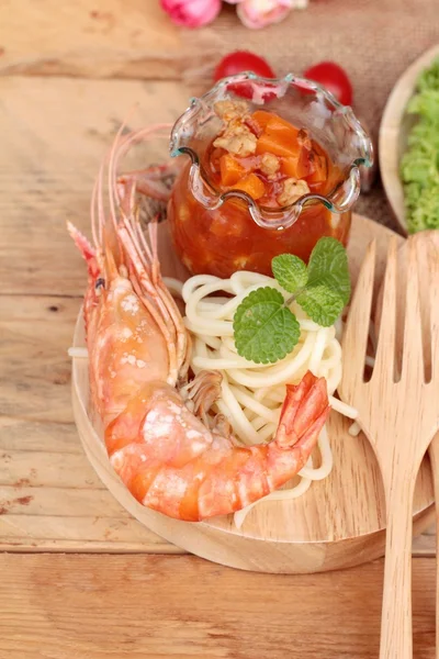 Špagety s krevetami a rajskou omáčkou lahodný — Stock fotografie