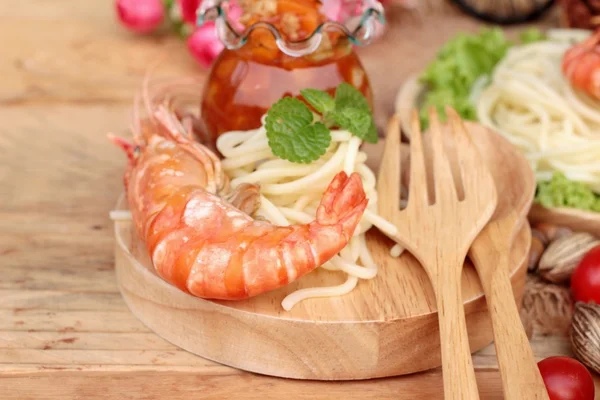 Spaghetti with shrimp and tomato sauce delicious — Stock Photo, Image