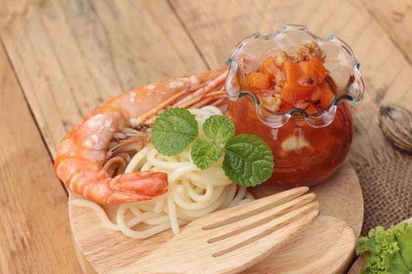 Spagetti karides ve domates soslu lezzetli — Stok fotoğraf