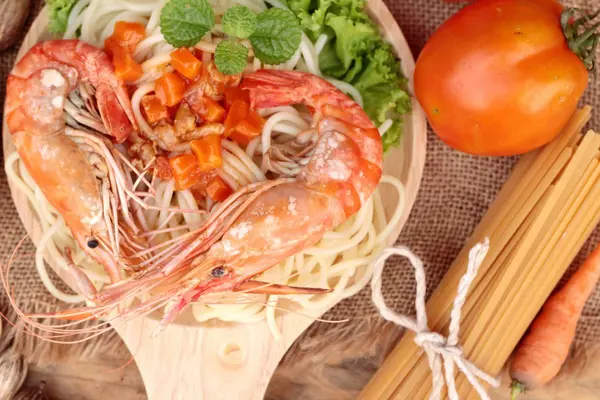 Spaghetti con gamberetti e salsa di pomodoro deliziosi — Foto Stock