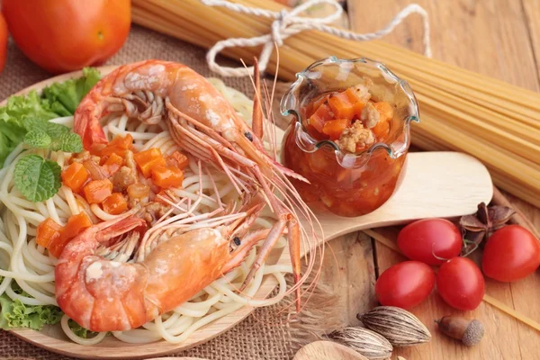 Spaghetti con gamberetti e salsa di pomodoro deliziosi — Foto Stock