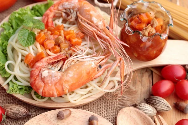 Spaghetti con gamberetti e salsa di pomodoro deliziosi — Foto Stock