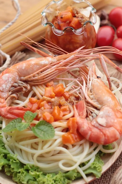 Spagetti karides ve domates soslu lezzetli — Stok fotoğraf