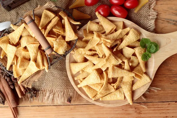 Lanche de milho e batatas fritas de milho cru delicioso . — Fotografia de Stock