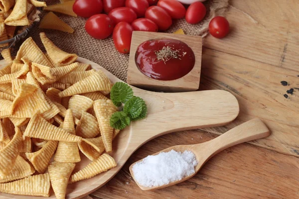 Lanche de milho e batatas fritas de milho cru delicioso — Fotografia de Stock