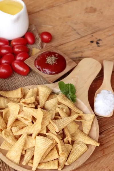 Snack de maíz y patatas fritas maíz crudo delicioso —  Fotos de Stock