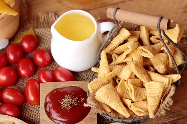 Lanche de milho e batatas fritas de milho cru delicioso — Fotografia de Stock