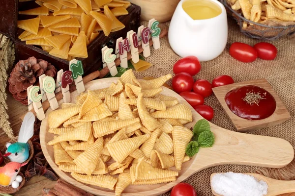 Lanche de milho e batatas fritas de milho cru delicioso — Fotografia de Stock