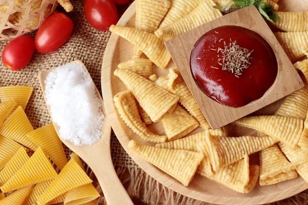 Lanche de milho e batatas fritas de milho cru delicioso — Fotografia de Stock